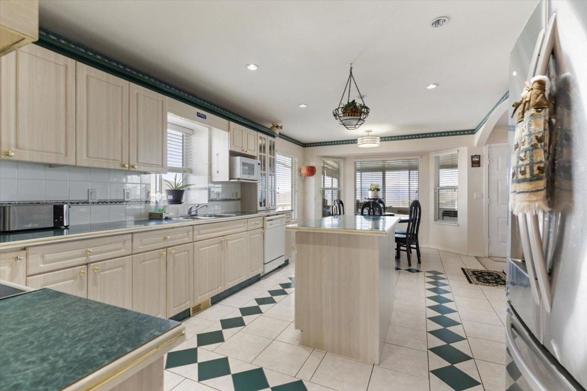 Walk-In Closet Photo of 31301 Ridgeview Drive, Abbotsford, BC