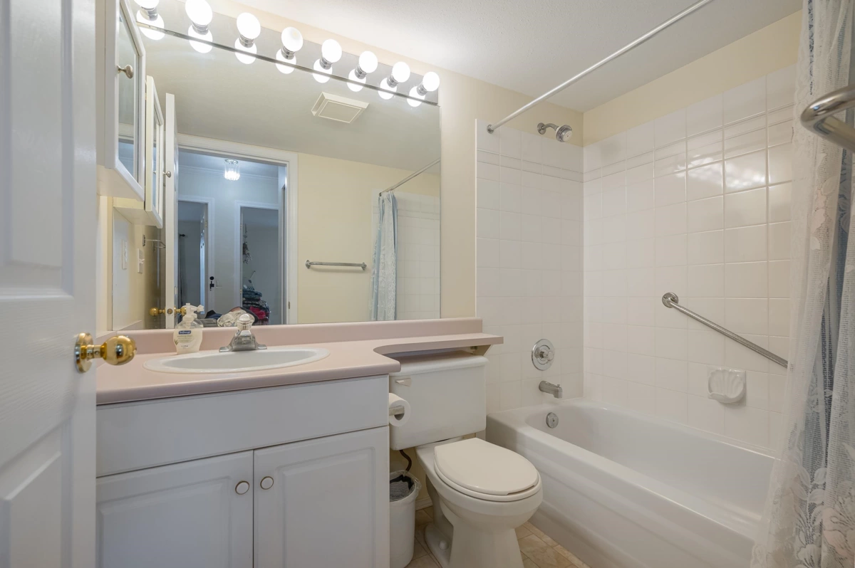 Front Yard Photo of 315 32044 Old Yale Road, Abbotsford, BC