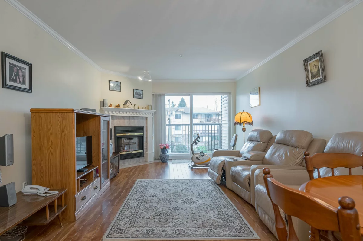 Kitchen Photo of 315 32044 Old Yale Road, Abbotsford, BC