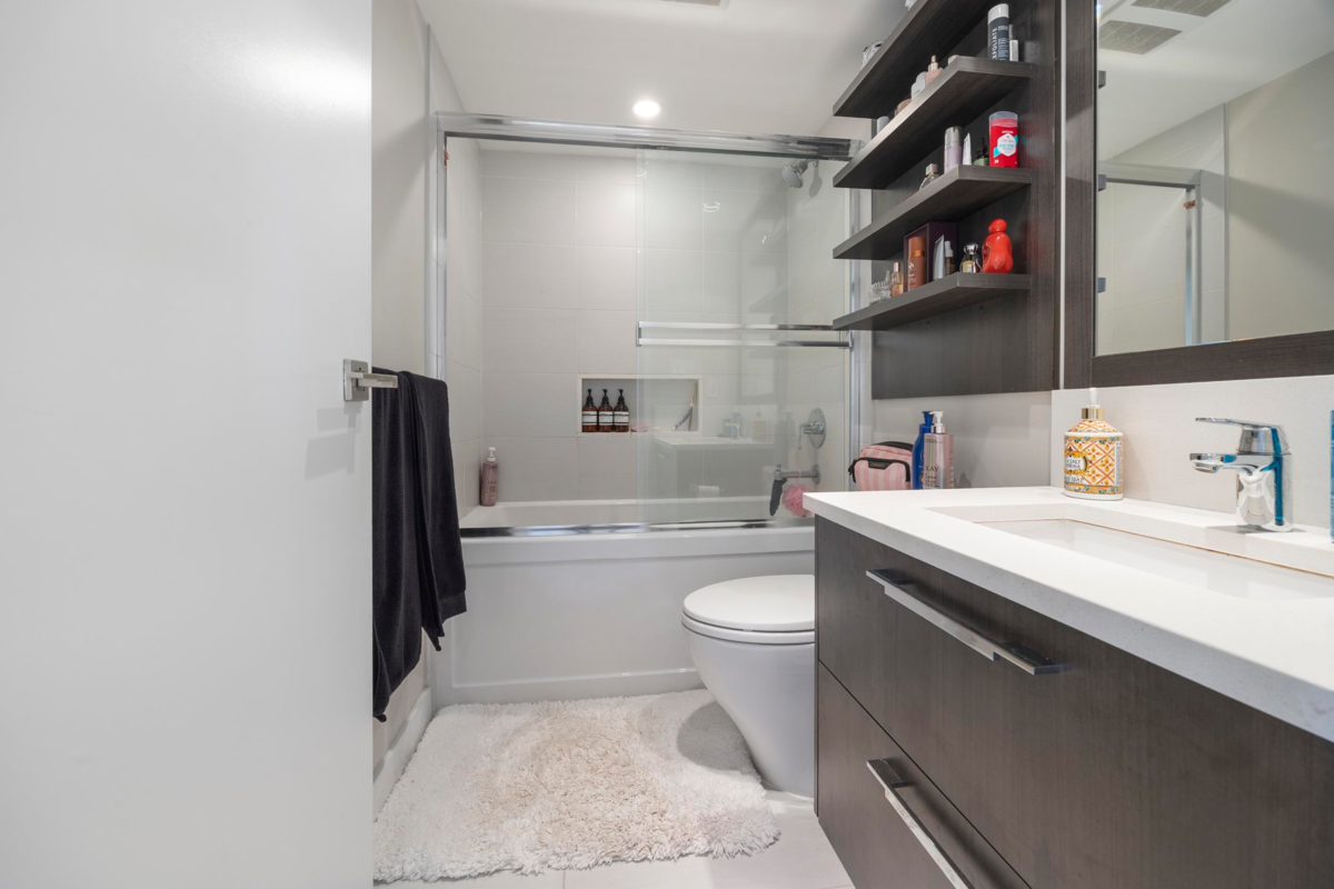 Primary Bathroom Photo of 1208 958 Ridgeway Avenue, Coquitlam, BC