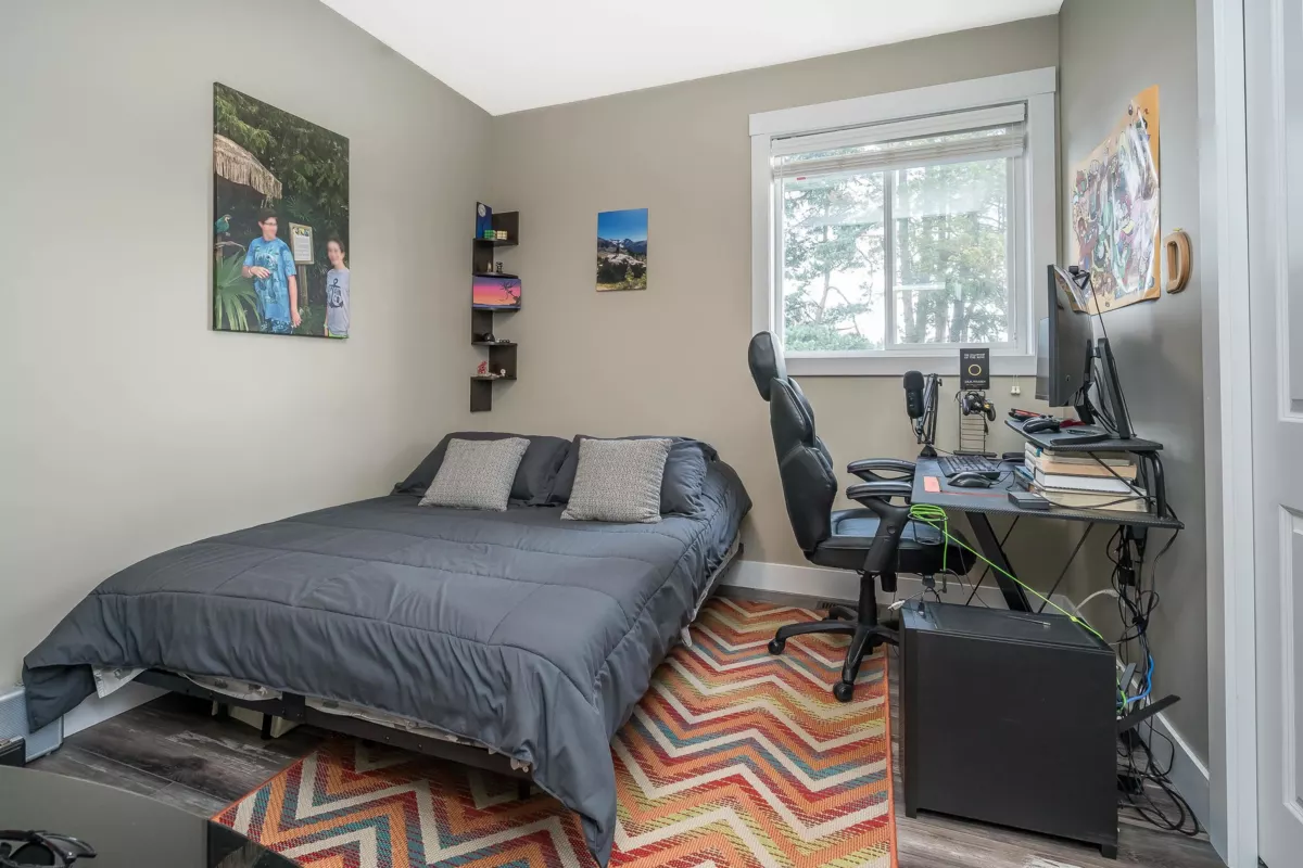 Guest Bathroom Photo of 46181 Second Avenue, Chilliwack, BC