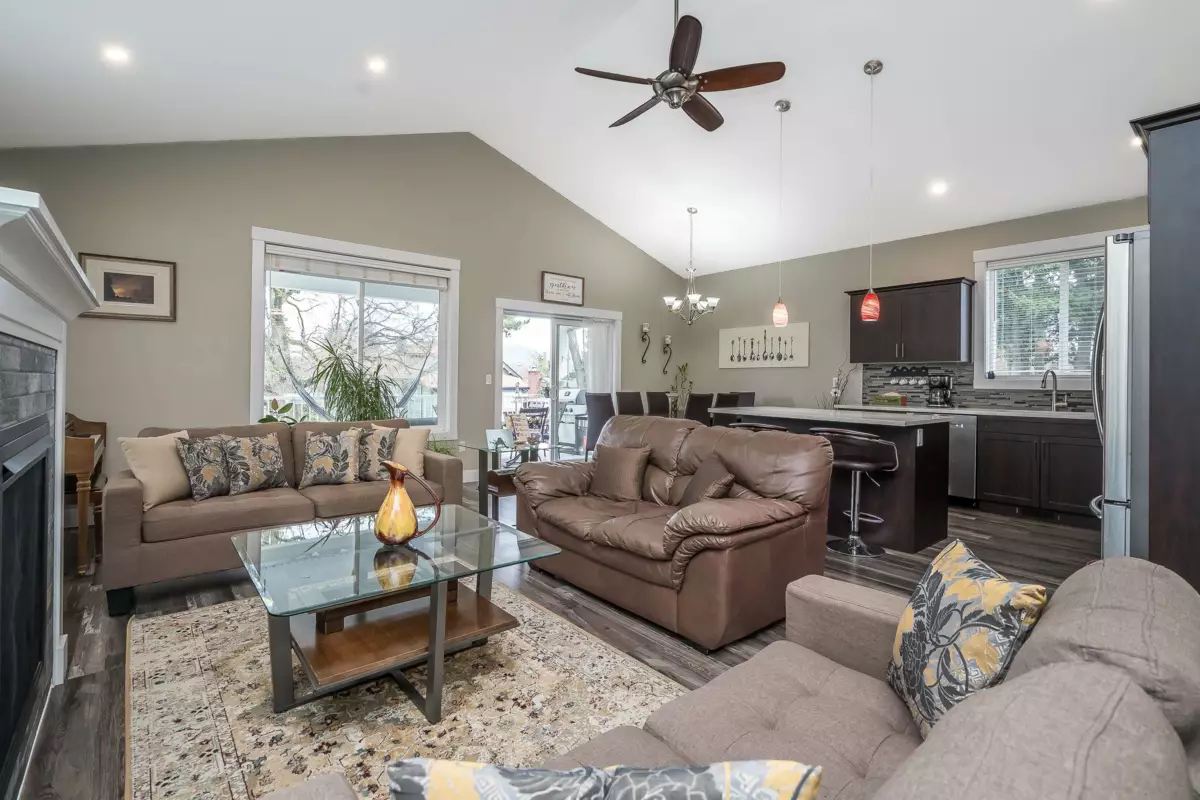 Kitchen Photo of 46181 Second Avenue, Chilliwack, BC
