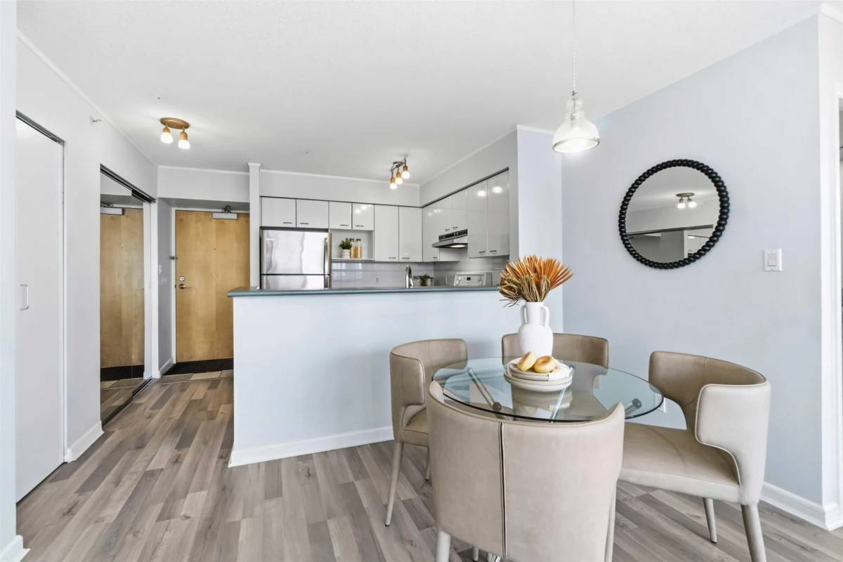 Kitchen Island Photo of 2508 6088 Willingdon Avenue, Burnaby, BC