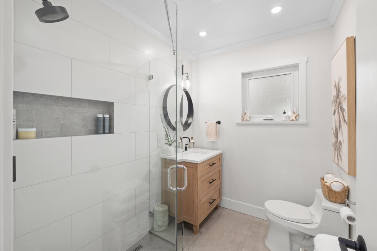 Entry Foyer Photo of 2524 Bendale Road, North Vancouver, BC