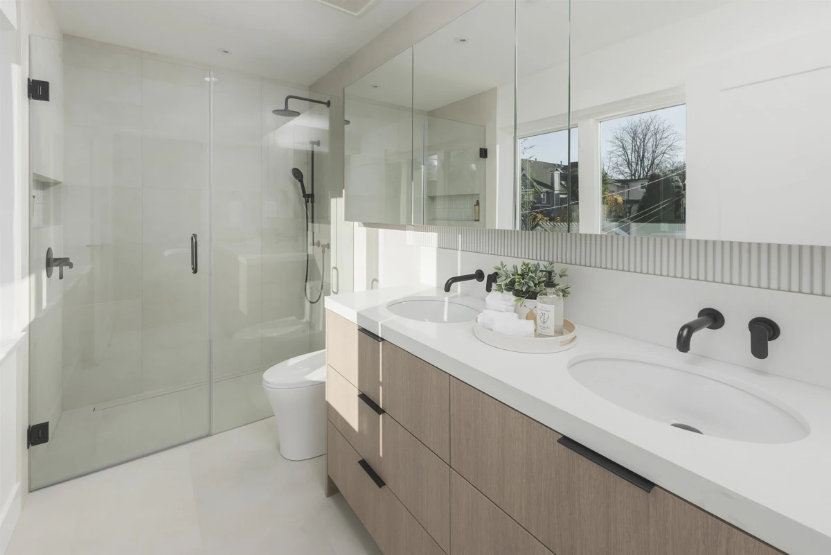 Primary Bathroom Photo of 2 2130 E 2nd Avenue, Vancouver, BC