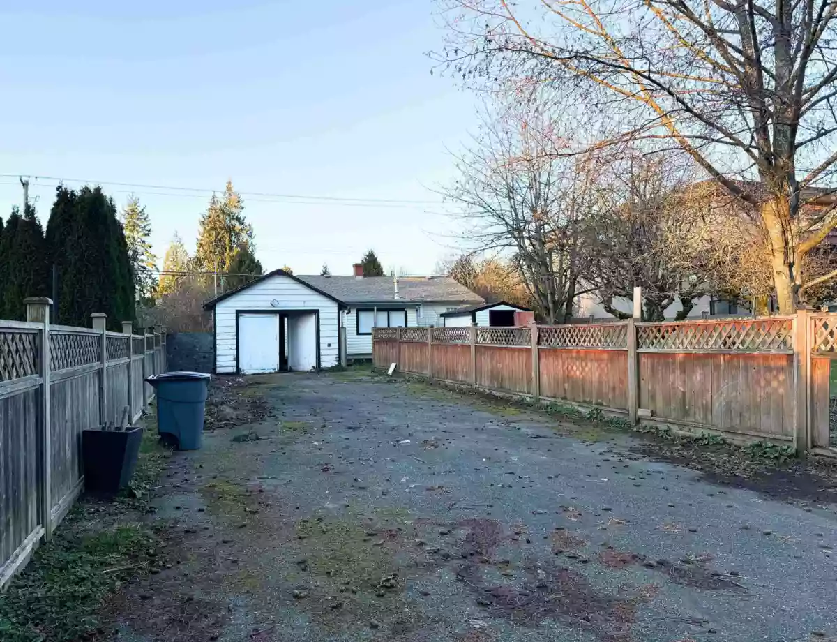 Dining Area Photo of 14068 North Bluff Road, White Rock, BC