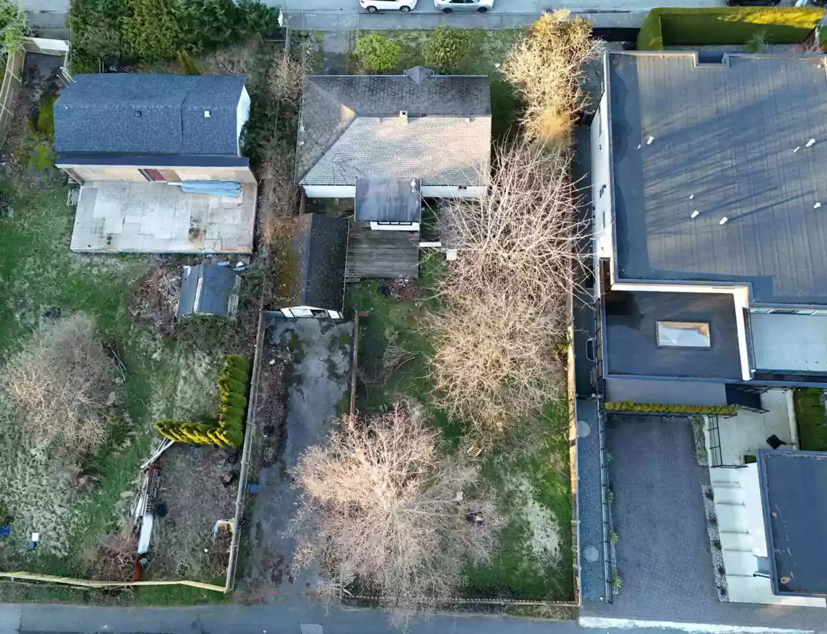 Living Room Photo of 14068 North Bluff Road, White Rock, BC