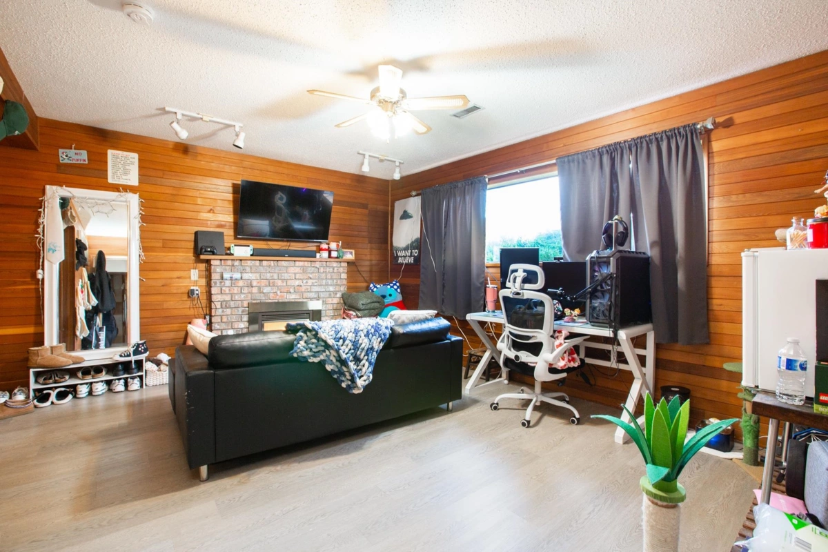 Entry Foyer Photo of 6221 175a Street, Surrey, BC