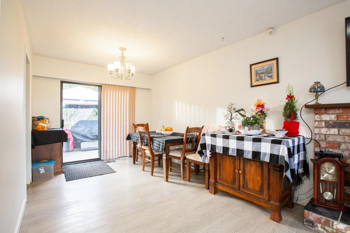 Kitchen Island Photo of 6221 175a Street, Surrey, BC