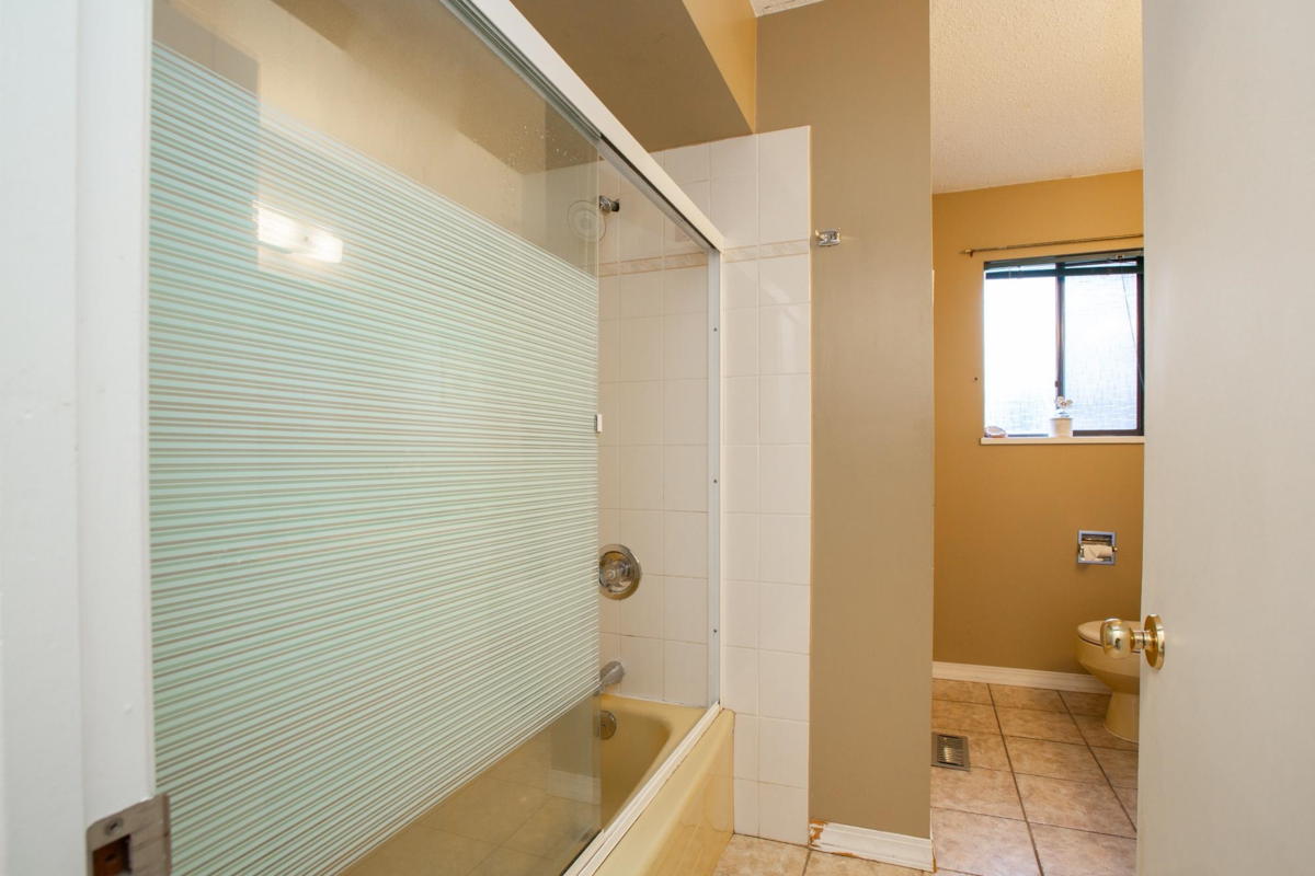 Laundry Room Photo of 6221 175a Street, Surrey, BC