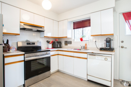 Breakfast Nook Photo of 6221 175a Street, Surrey, BC