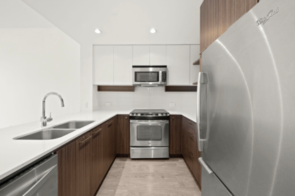 417 608 Como Lake Avenue, Coquitlam, BC