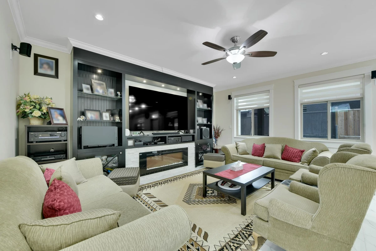 Entry Foyer Photo of 9405 126 Street, Surrey, BC