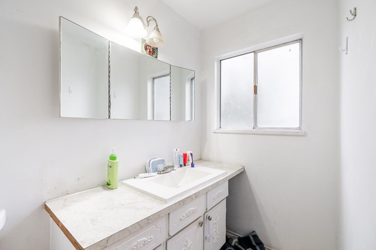 Guest Bathroom Photo of 15058 Robin Crescent, Surrey, BC