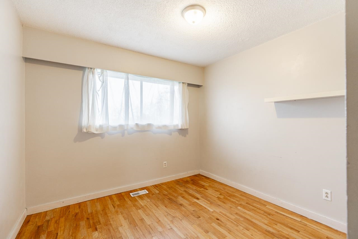 Powder Room Photo of 15058 Robin Crescent, Surrey, BC