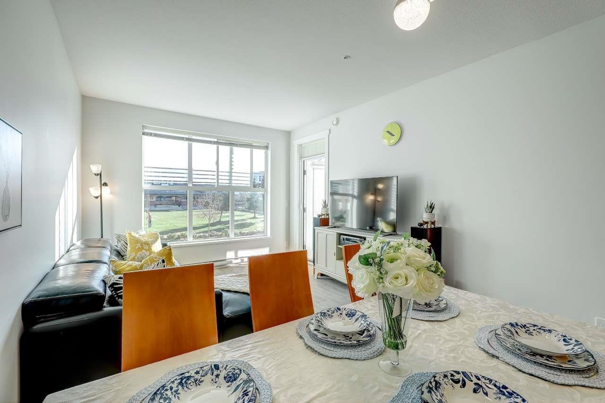 Living Room Photo of b220 8150 207 Street, Langley, BC