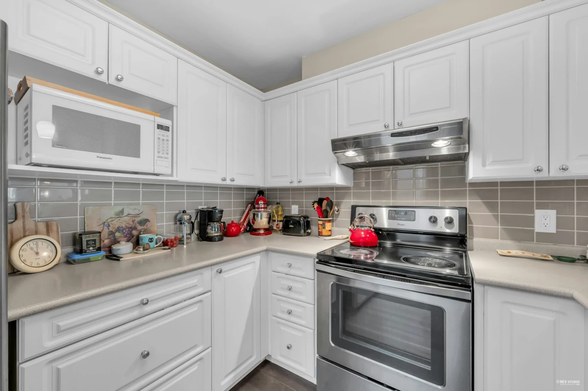 Kitchen Island Photo of 403 2970 Princess Crescent, Coquitlam, BC