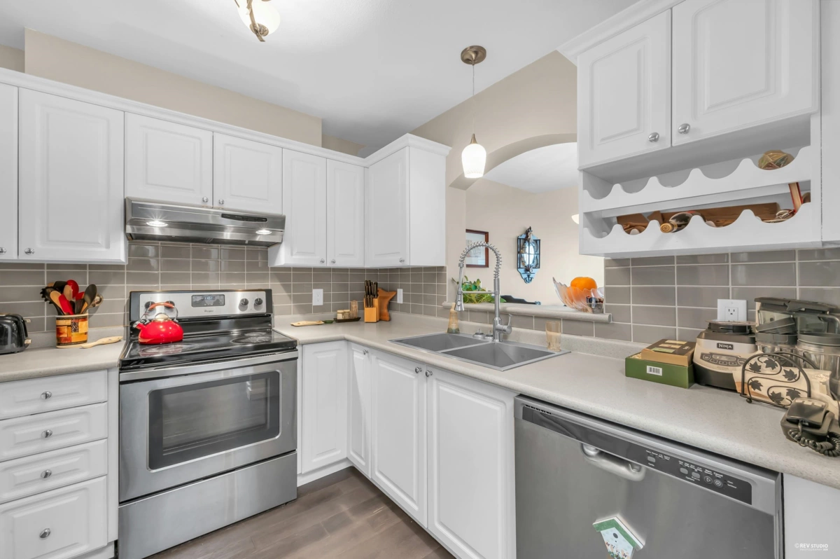 Kitchen Photo of 403 2970 Princess Crescent, Coquitlam, BC