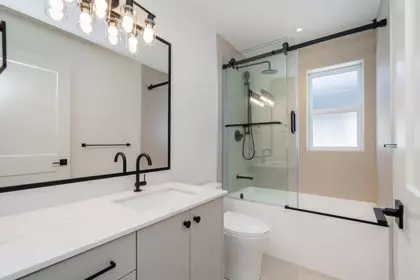 Entry Foyer Photo of 16711 16 Avenue, Surrey, BC