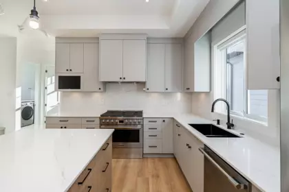 Kitchen Island Photo of 16711 16 Avenue, Surrey, BC