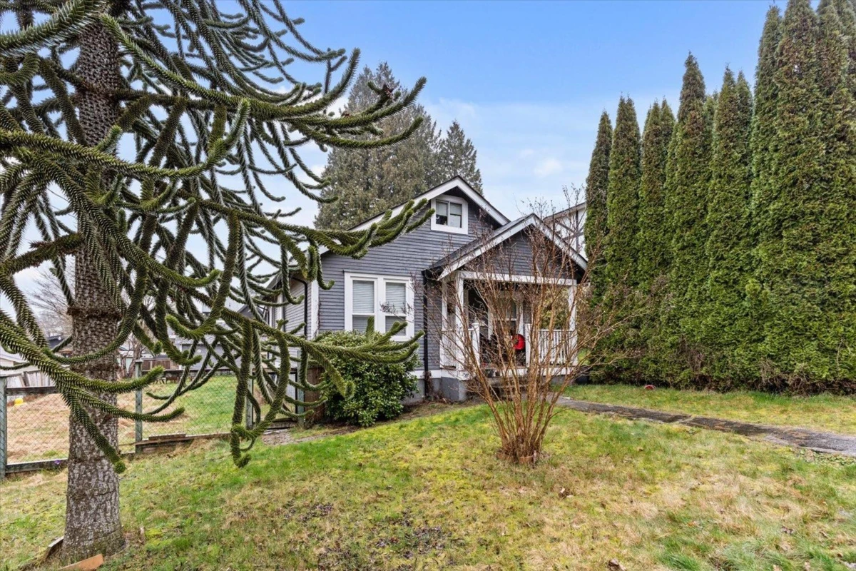 Living Room Photo of 33913 Pine Street, Abbotsford, BC