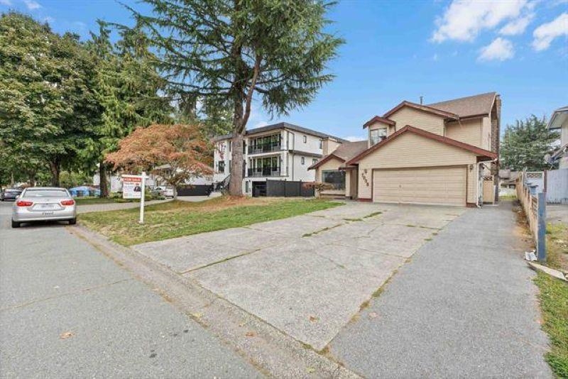 Living Room Photo of 7008 129a Street, Surrey, BC