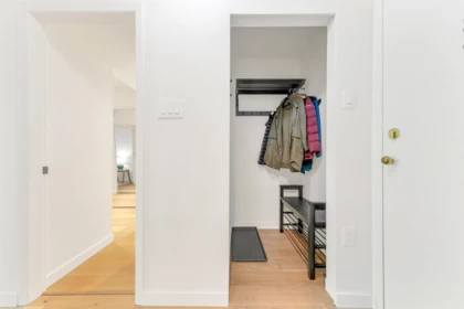 Hallway Photo of 208 2119 Bellevue Avenue, West Vancouver, BC