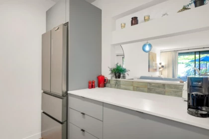 Kitchen Island Photo of 208 2119 Bellevue Avenue, West Vancouver, BC