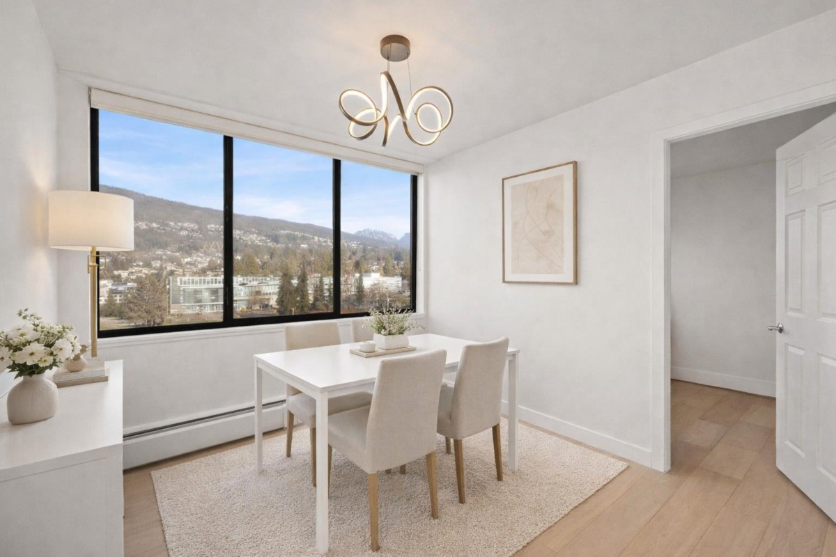 Living Room Photo of 703 2167 Bellevue Avenue, West Vancouver, BC