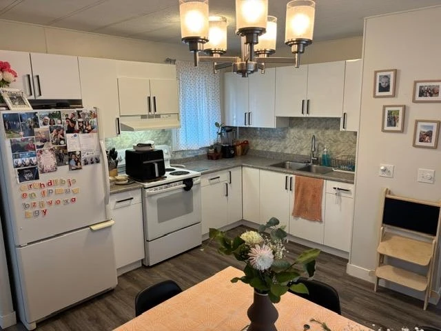 Family Room Photo of 46 8266 King George Boulevard, Surrey, BC