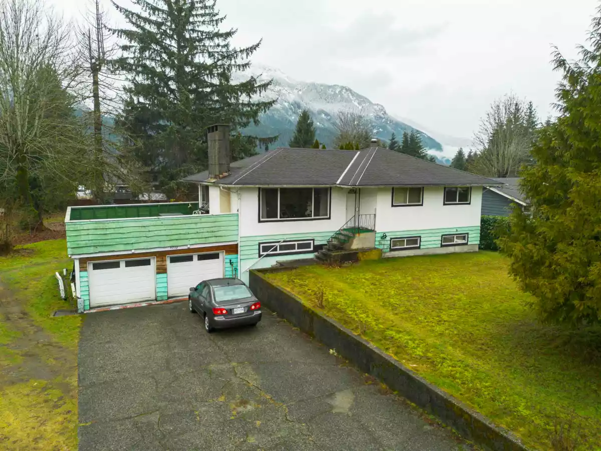 Living Room Photo of 40127 Kalodon Road, Squamish, BC