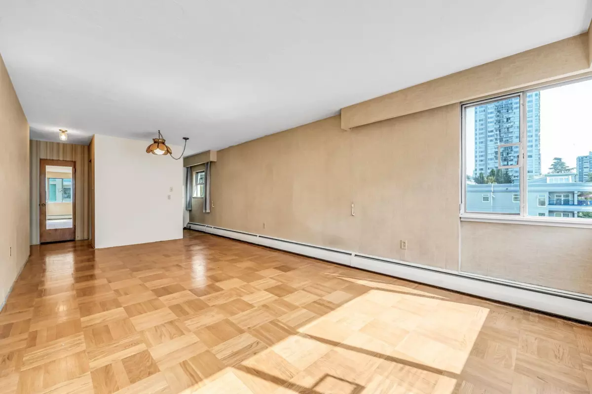 Dining Area Photo of 301 1050 Chilco Street, Vancouver, BC