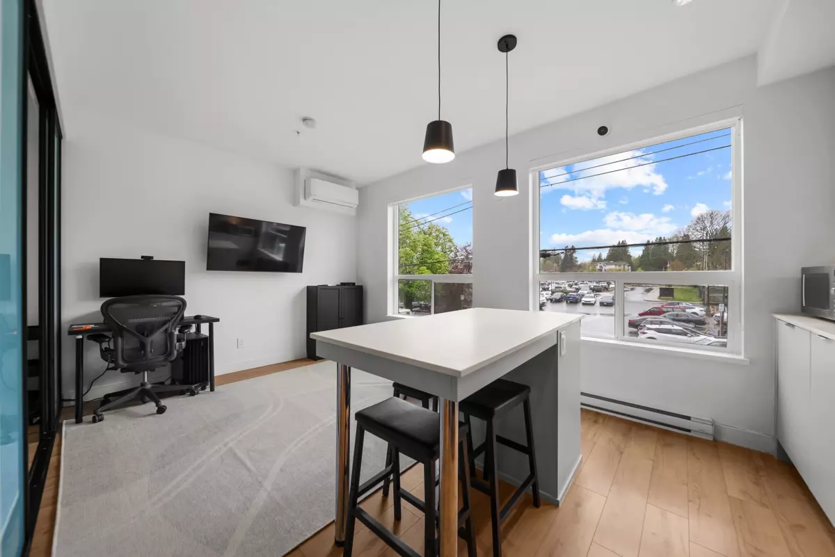 Dining Area Photo of 220 2493 Montrose Avenue, Abbotsford, BC