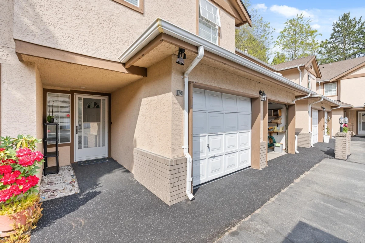 Family Room Photo of 123 14861 98 Avenue, Surrey, BC