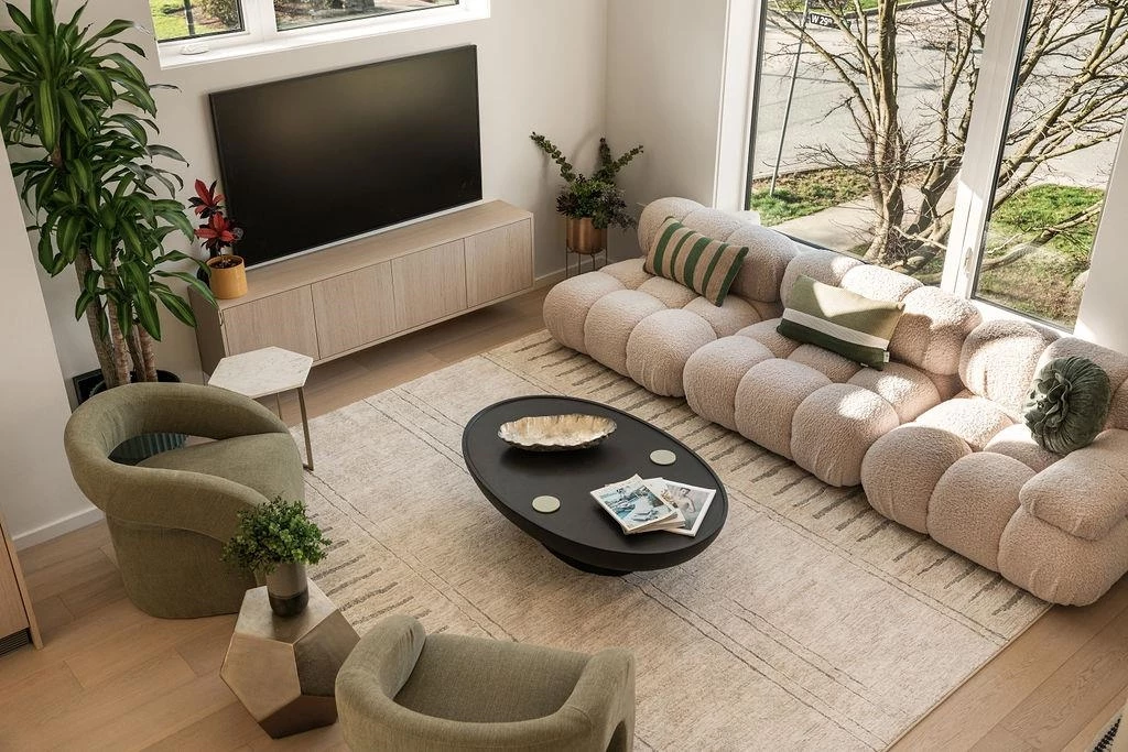 Living Room Photo of 692 W 29th Avenue, Vancouver, BC