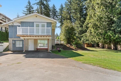 Kitchen Island Photo of 3164 Old Clayburn Road, Abbotsford, BC