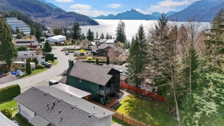 Community Amenities Photo (Clubhouse) of 746 Upper Crescent, Squamish, BC