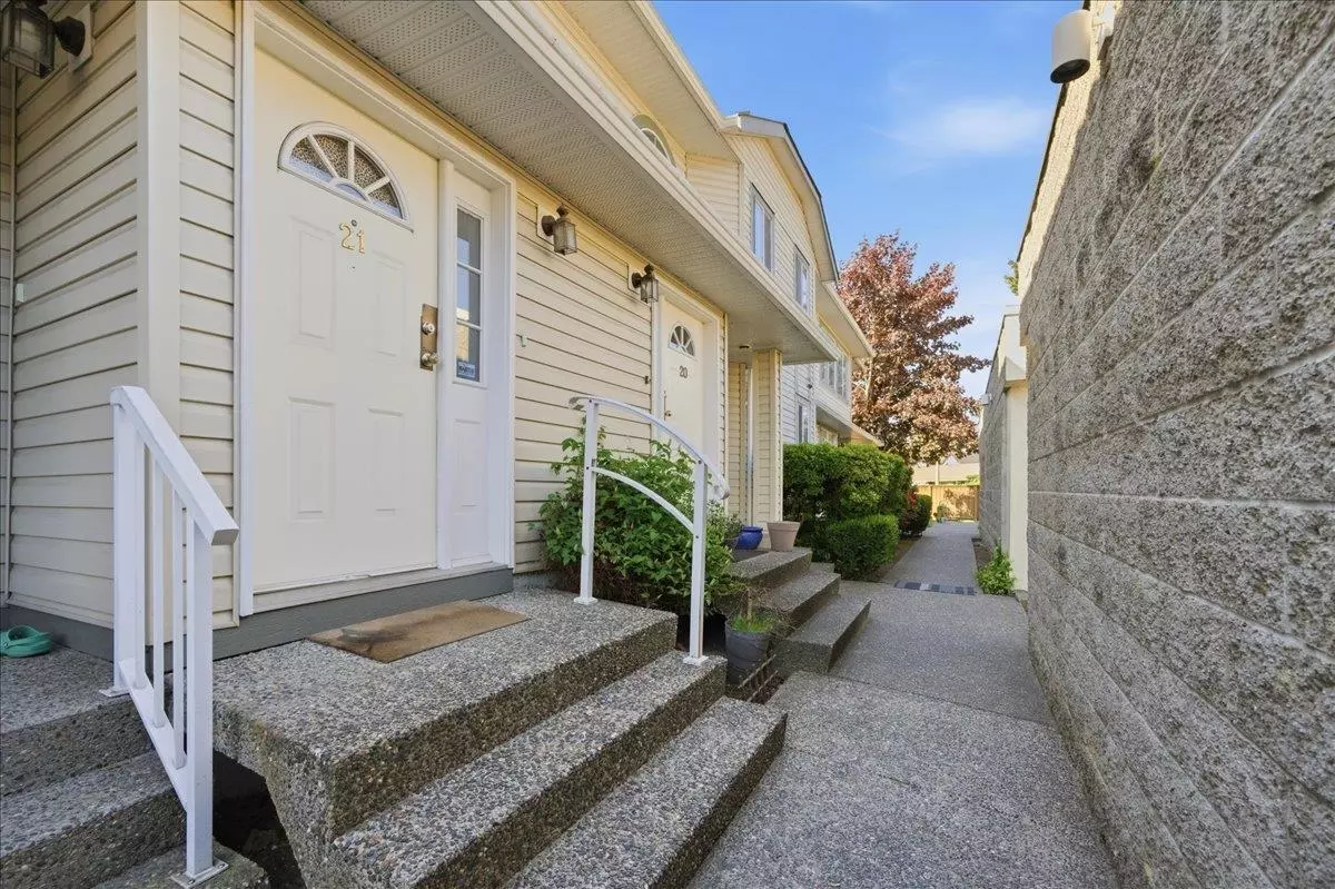 Living Room Photo of 21 5750 174 Street, Surrey, BC