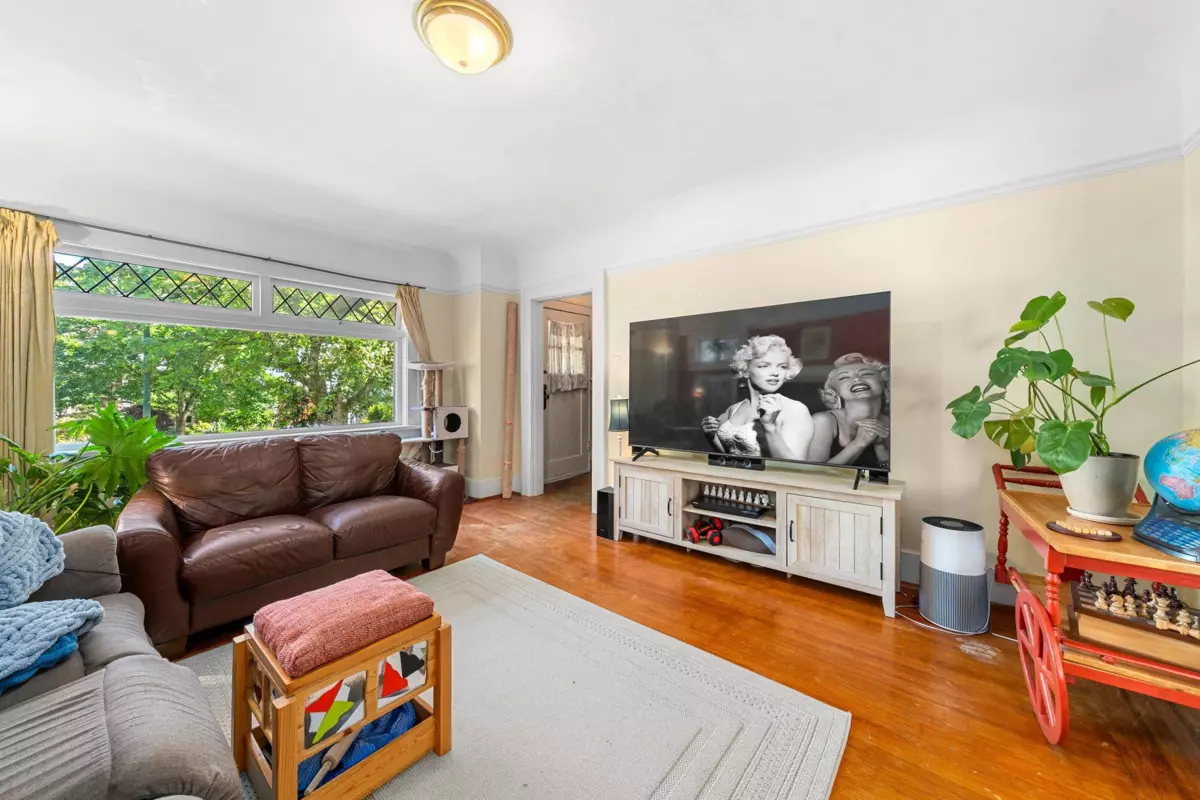 Living Room Photo of 3218 W 6th Avenue, Vancouver, BC