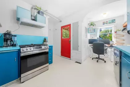 Kitchen Island Photo of 3218 W 6th Avenue, Vancouver, BC