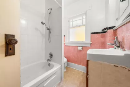Primary Bathroom Photo of 3218 W 6th Avenue, Vancouver, BC