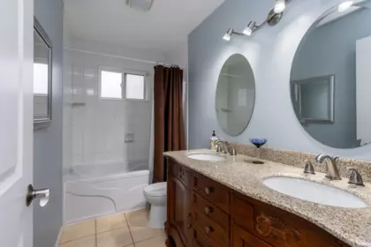 Primary Bathroom Photo of 27056 28a Avenue, Langley, BC