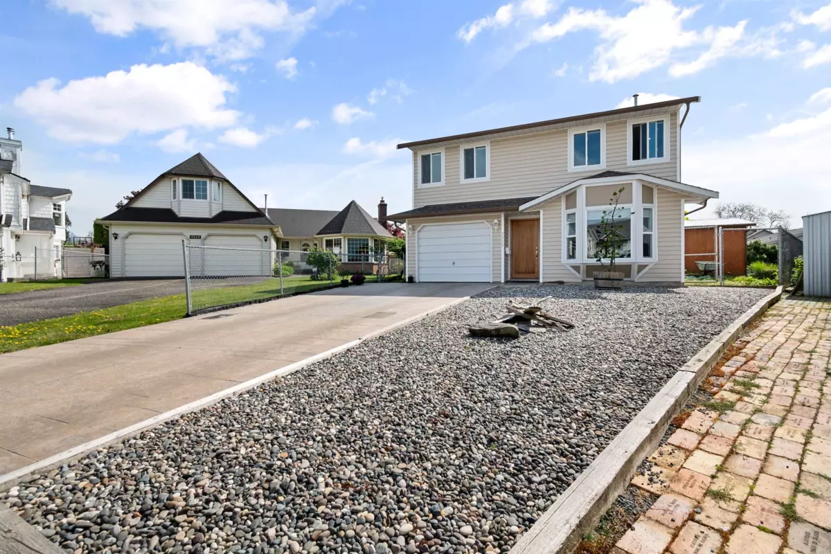 Living Room Photo of 9525 Northview Street, Chilliwack, BC