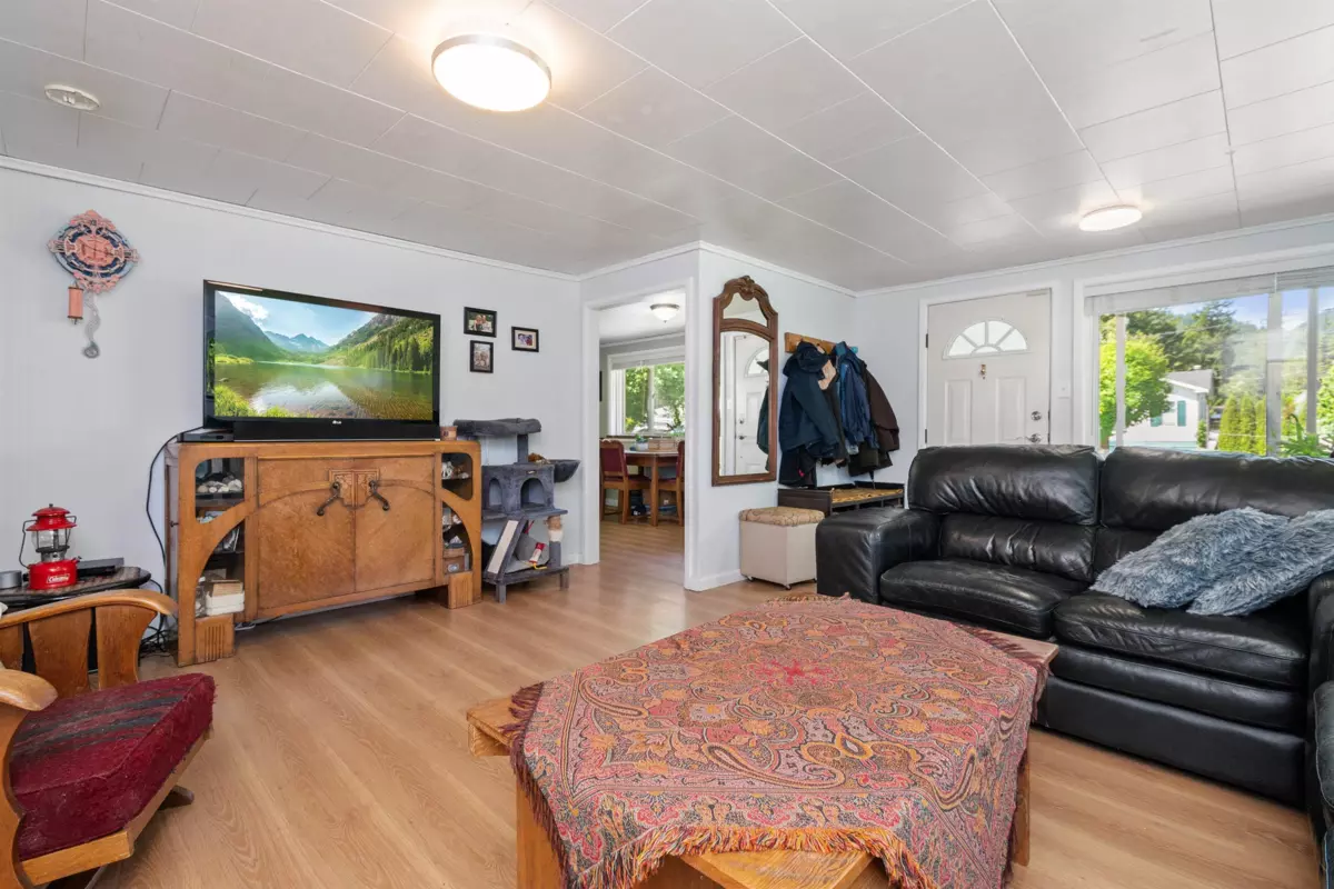 Family Room Photo of 435 Hemlock Avenue, Hope, BC