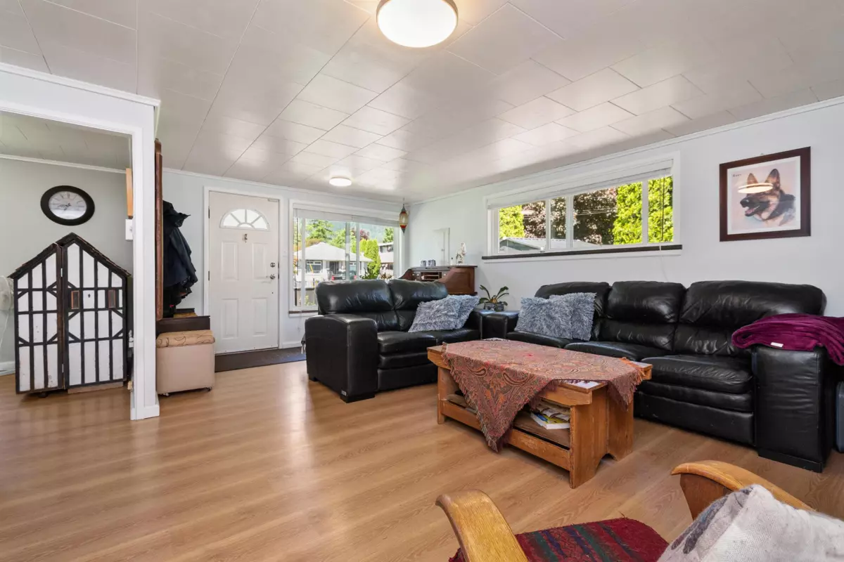 Living Room Photo of 435 Hemlock Avenue, Hope, BC