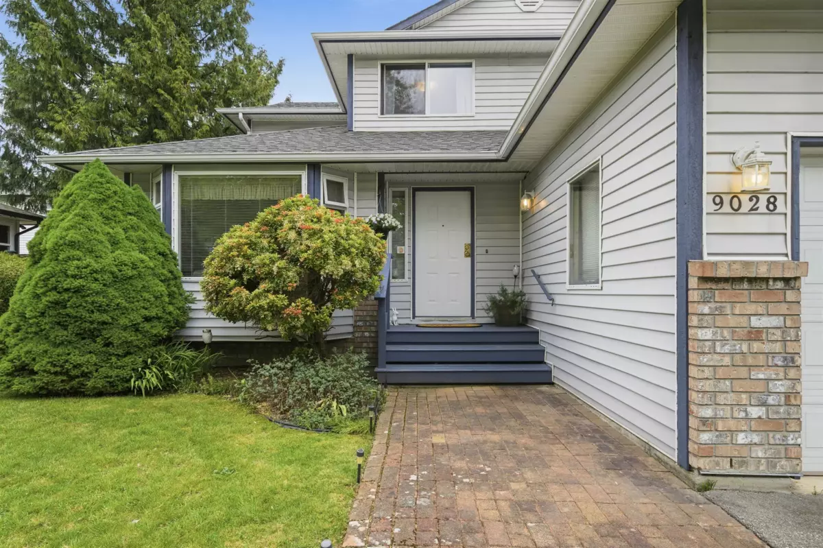 Living Room Photo of 9028 136b Street, Surrey, BC