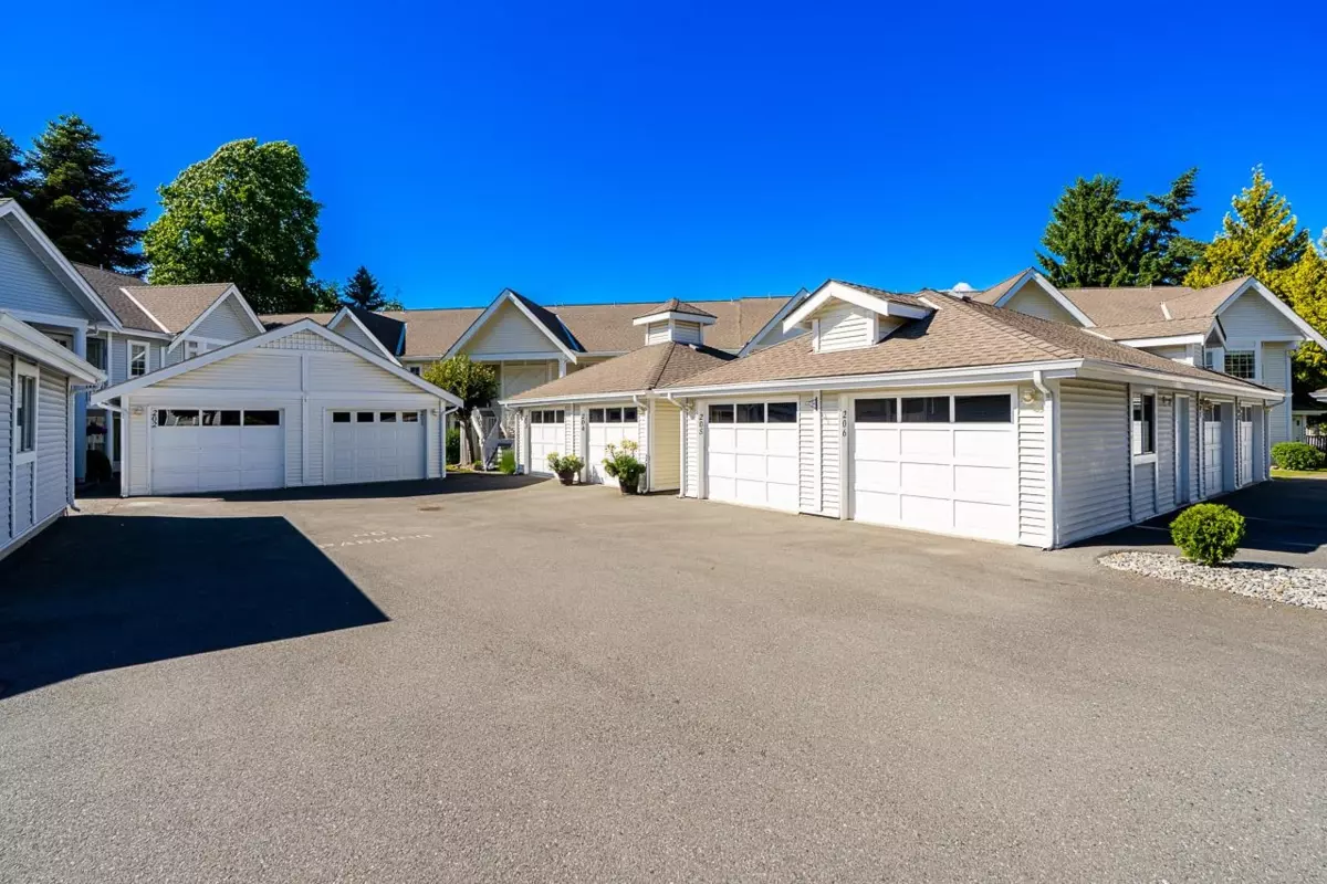 Family Room Photo of 206 9109 154 Street, Surrey, BC