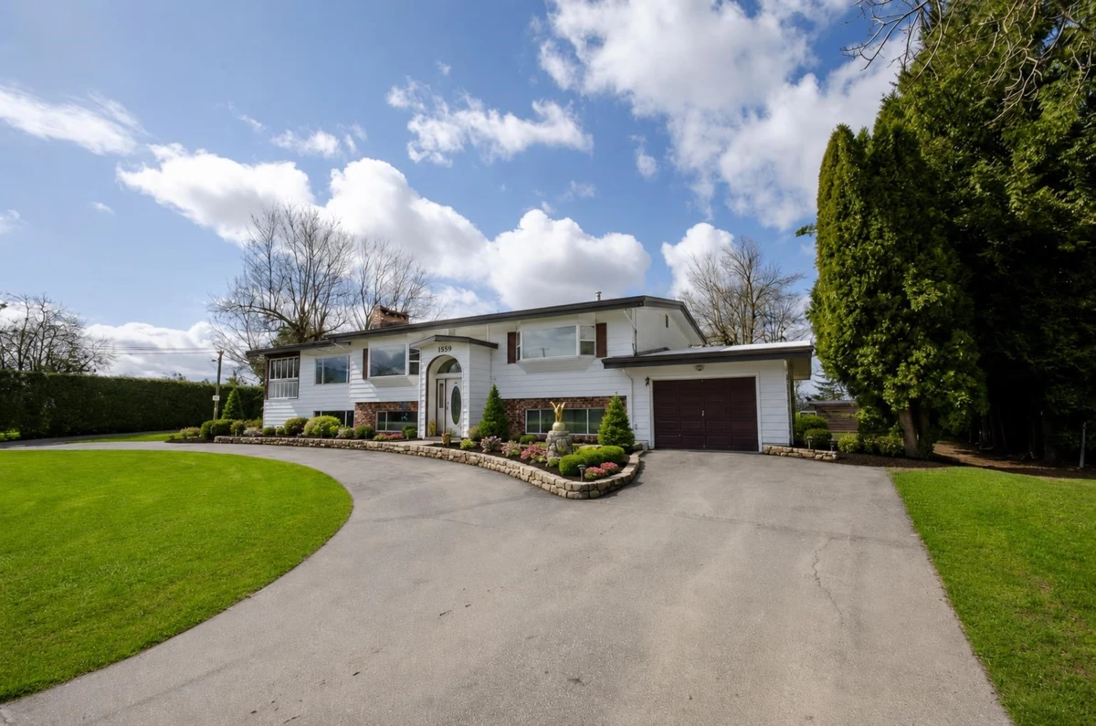 Living Room Photo of 1559 Whatcom Road, Abbotsford, BC
