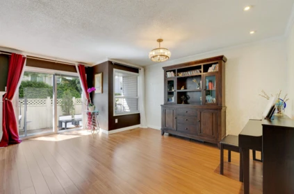 Kitchen Island Photo of 6433 121a Street, Surrey, BC