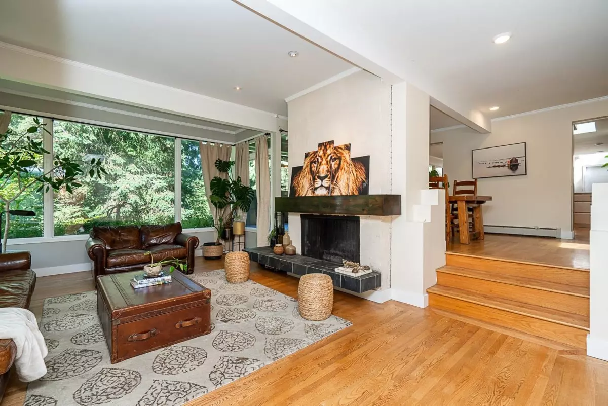Living Room Photo of 3841 Bayridge Avenue, West Vancouver, BC